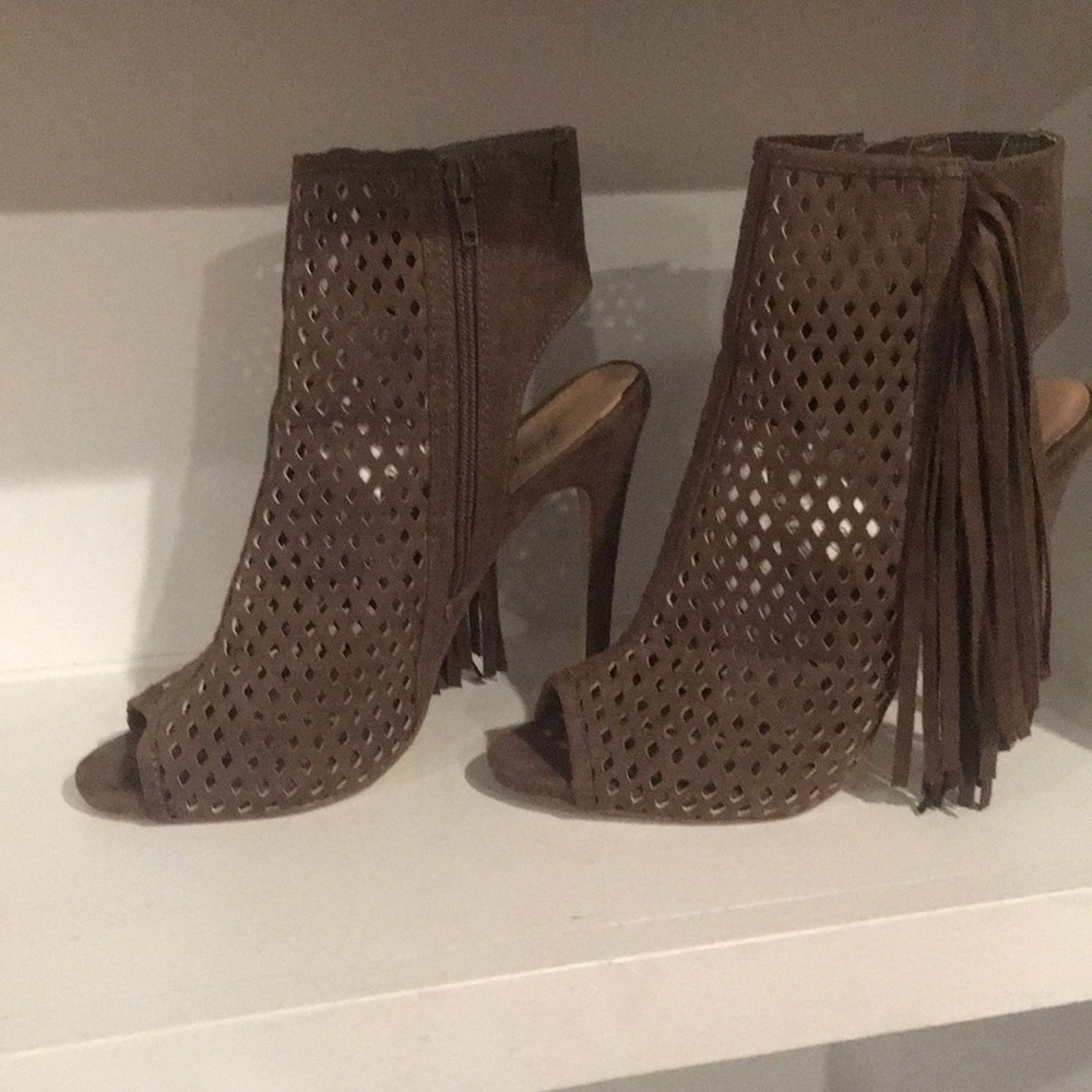 Tan heels - Picture 2 of 2